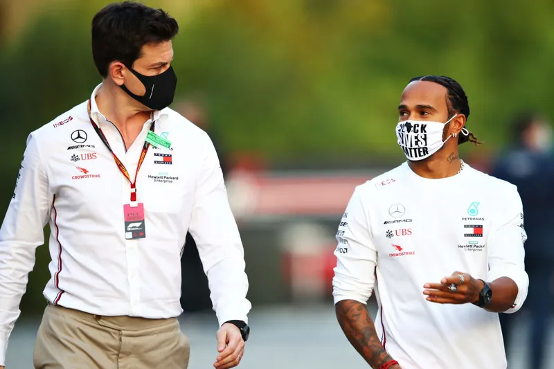 Wolff advierte que Hamilton tiene un 'tiempo limitado' antes de dejar Mercedes