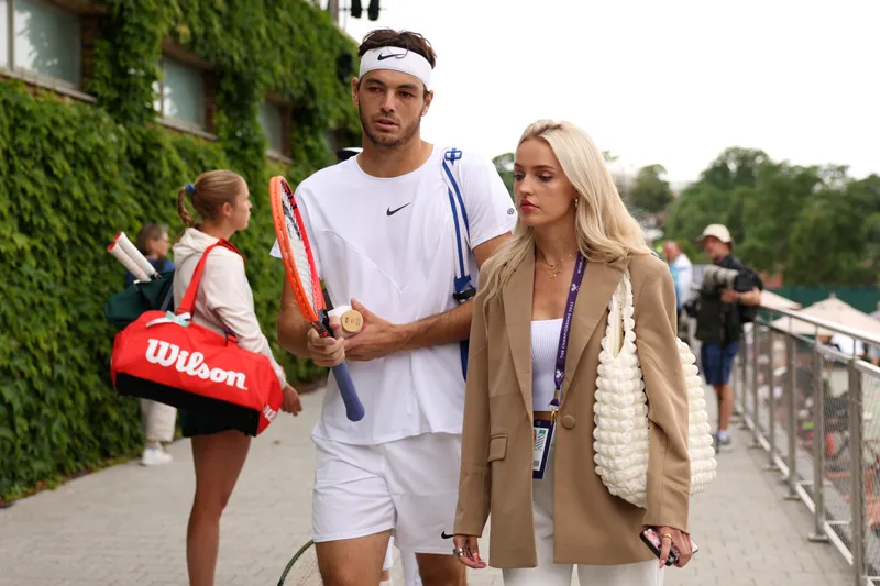 Morgan Riddle, la novia de Taylor Fritz, muestra su creatividad con un toque excepcional de tenis en su nueva oficina