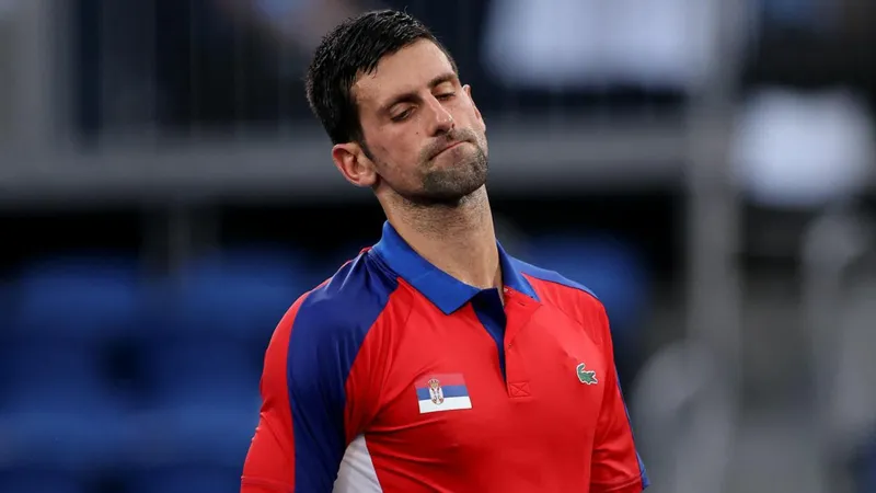 Jim Courier reacciona tras el rechazo de Novak Djokovic a su entrevista en la cancha después de vencer a Jiri Lehecka en el Abierto de Australia