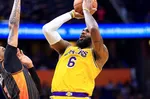 "LeBron James: El Segundo Jugador en la Historia en Lograr un Triple-Doble Después de los 40 Años"