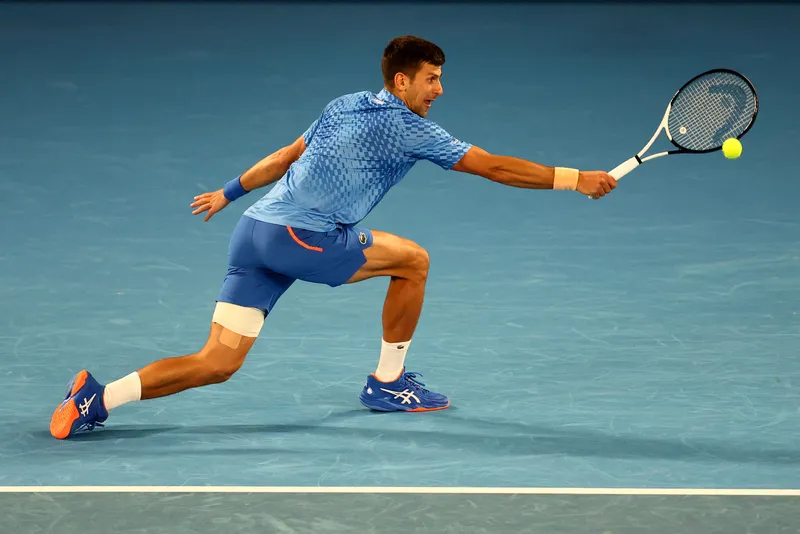 La Tensión del Abierto de Australia Aumenta: La Extraña Jugada de Novak Djokovic Antes del Servicio de Carlos Alcaraz