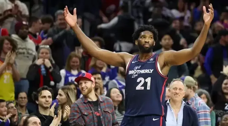 Joel Embiid, estrella de los 76ers, reconoce la posible necesidad de cirugía en la temporada baja