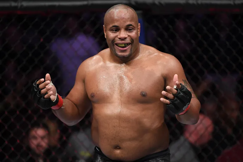 Daniel Cormier y Chael Sonnen discrepan sobre el Luchador Masculino del Año