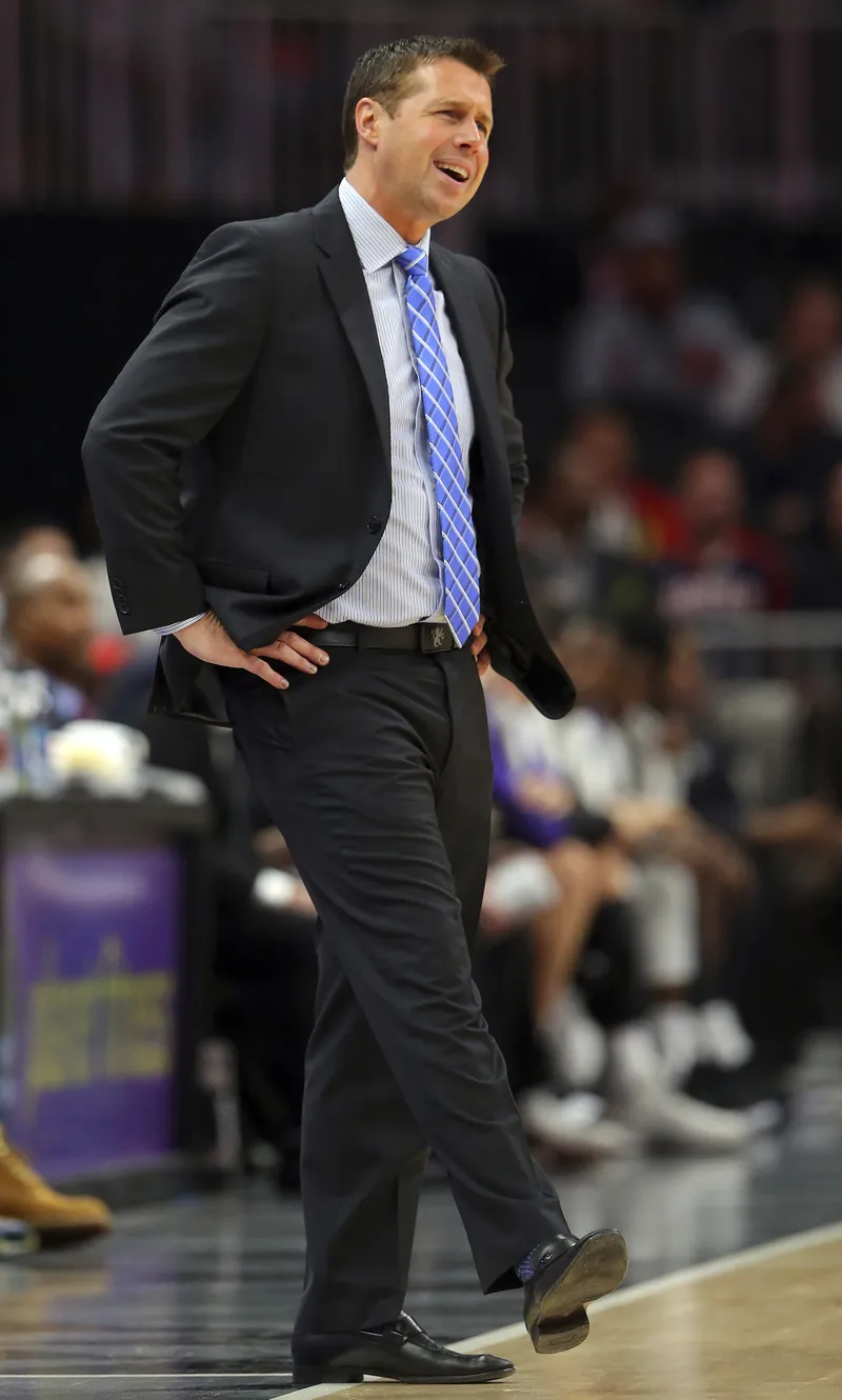 Los Sacramento Kings despiden al entrenador Mike Brown meses después de renovarle el contrato