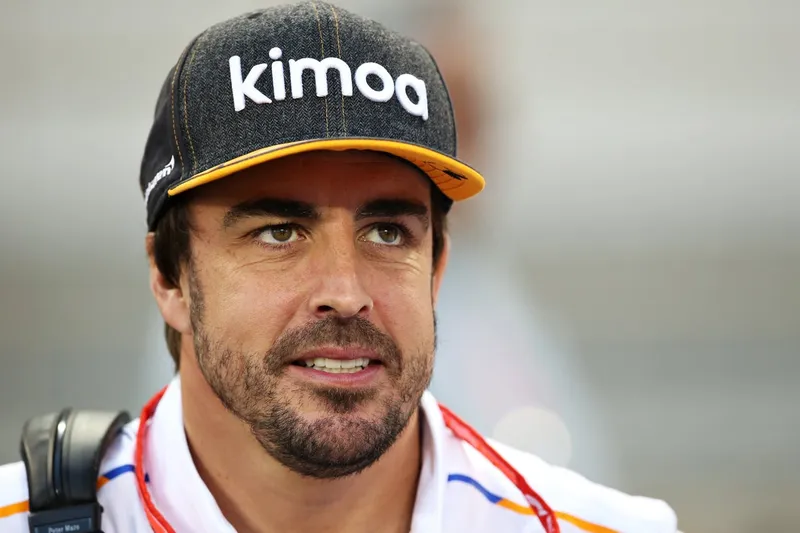 Fernando Alonso llega tarde al Gran Premio de Brasil por tratamiento de infección