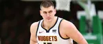 Mira: Nikola Jokic de los Nuggets anota un increíble tiro de 66 pies en el último segundo y logra un triple-doble histórico