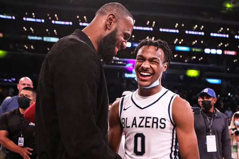 LeBron y Bronny James hacen historia como el primer dúo de padre e hijo en jugar juntos en un partido de la NBA