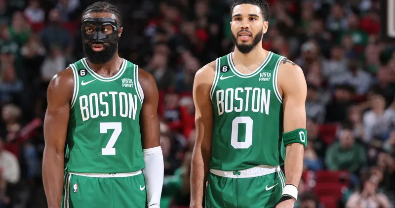 Jaylen Brown de los Celtics multado con $25,000 por gesto de corte de garganta hacia jugador de los Pistons