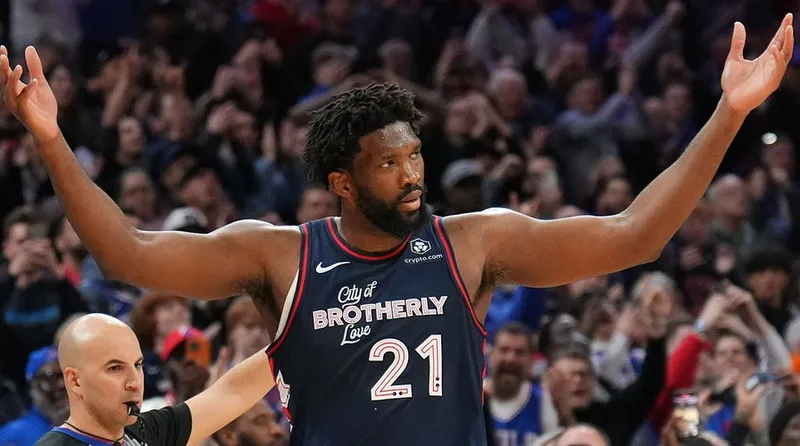 Joel Embiid se enoja y enfrenta al árbitro tras ser expulsado en el partido de los 76ers contra los Spurs