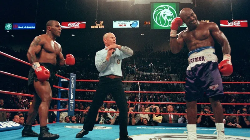 Evander Holyfield se muestra sorprendido por la pregunta sobre el mordisco de Mike Tyson antes de la pelea con Jake Paul: 