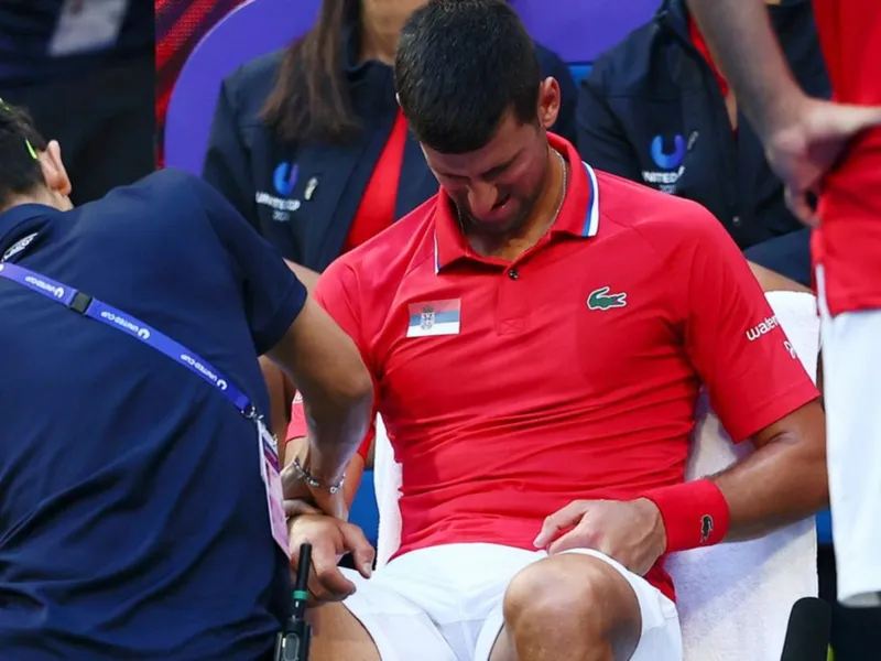 Nick Kyrgios reacciona tras la dura derrota de Jenson Brooksby ante Taylor Fritz en la primera ronda del Abierto de Australia