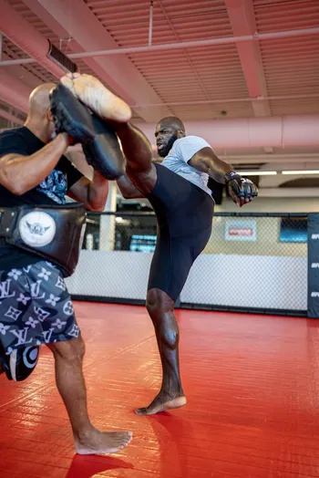 Jairzinho Rozenstruik se pronuncia sobre su salida de la UFC y atribuye su derrota a los vapores de pintura