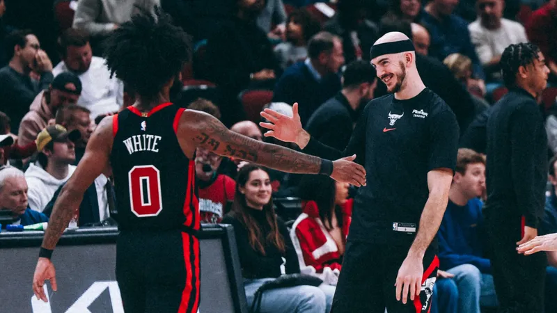 Coby White de los Bulls realiza un espectacular mate sobre el fenómeno de 7 pies 3, Victor Wembanyama