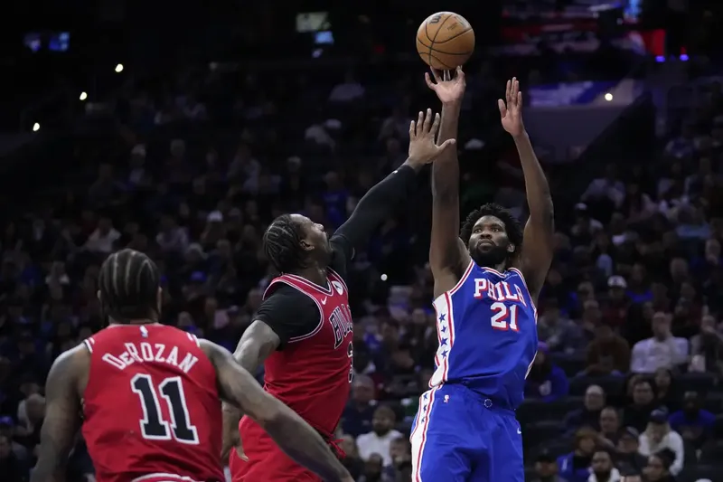 Joel Embiid se cuida la rodilla y se pierde al menos un partido más