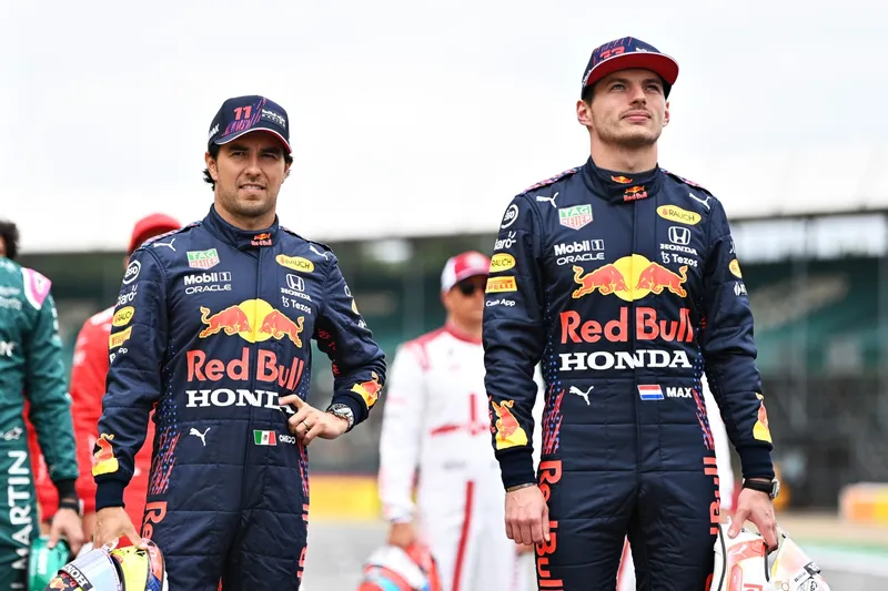 Red Bull analiza el rendimiento de sus tres pilotos antes de decidir el futuro de Sergio Pérez