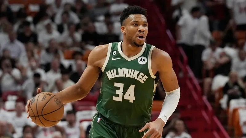 Giannis brilla y lleva a los Bucks a una victoria en tiempo extra