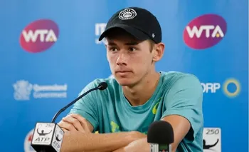 "Alex De Minaur Expresa Su Amor por Su Novia Australiana Katie Boulter en Emotivas Reacciones Durante los Momentos en Melbourne"