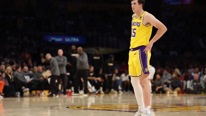 Austin Reaves de los Lakers sufre lesión en la pantorrilla derecha en el primer cuarto contra los Clippers