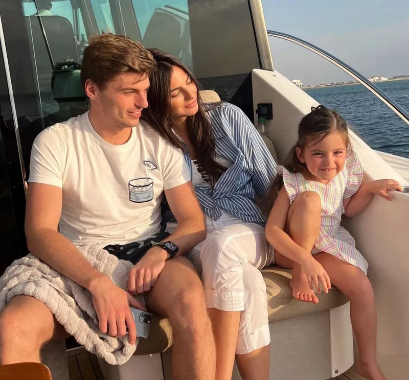 Kelly Piquet presume su pancita de embarazo en fotos de vacaciones con Verstappen