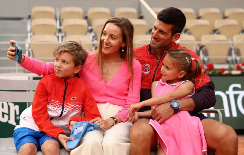 La esposa de Novak Djokovic, Jelena, reacciona con entusiasmo al gran movimiento de marca de su esposo con un grupo de 3.1 mil millones de dólares