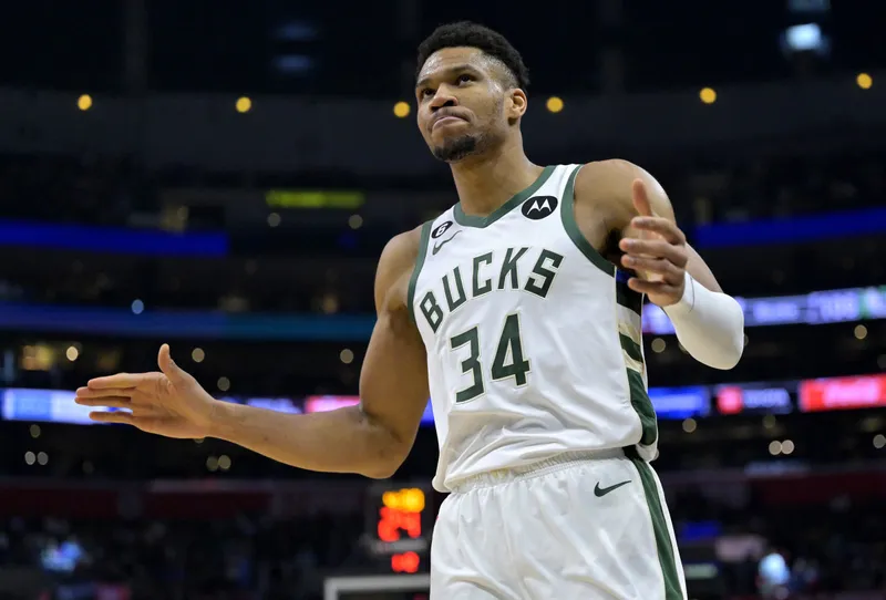 Giannis Antetokounmpo sorprende con disfraz de Mr. Potato Head en conferencia tras derrota ante los Bulls