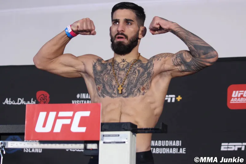 Ilia Topuria, campeón de UFC, busca una oportunidad por el título de peso ligero contra Islam Makhachev