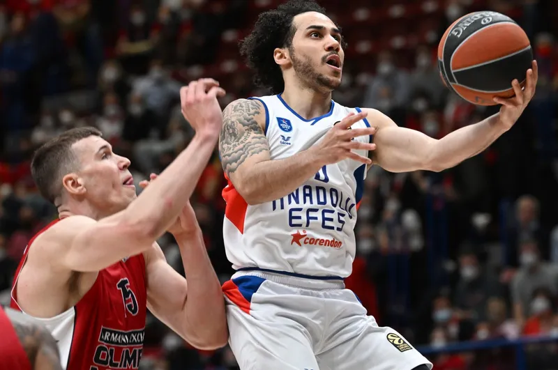 Efes se impone a la remontada de Milán pese a la lesión de Larkin en la Euroliga