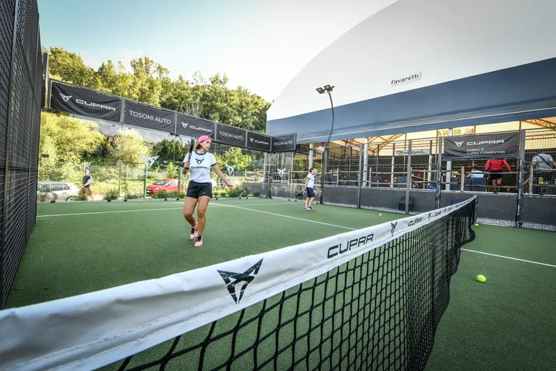 El pádel une a las leyendas del fútbol en un proyecto benéfico de Illumia