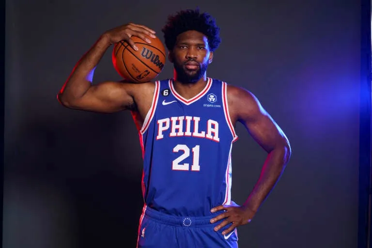 ¡Malas noticias para los 76ers! Joel Embiid se perderá el partido del domingo contra los Clippers por hinchazón en la rodilla izquierda