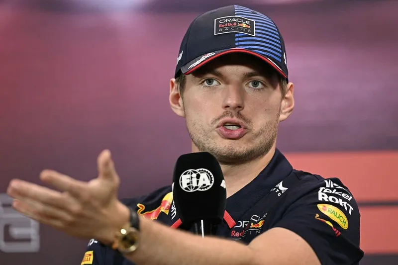 Verstappen cumplirá sanción por insultos de la FIA durante la ceremonia de premios de la FIA