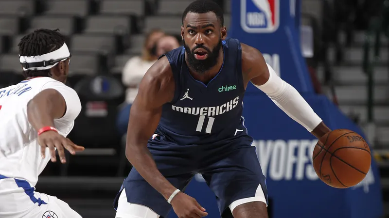 Tim Hardaway Jr. de los Pistons abandona el juego en silla de ruedas tras un fuerte golpe en la cabeza