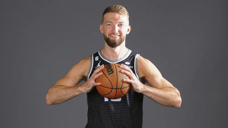 Sabonis brilla con 28 puntos en la victoria, mientras Markkanen se retira