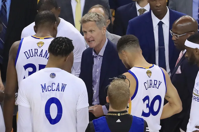 Steve Kerr de los Warriors cuestiona la polémica falta en la derrota ante los Rockets