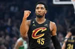 MIRA: Donovan Mitchell de los Cavaliers realiza un mate candidato a mejor jugada del año en el enfrentamiento contra los Celtics