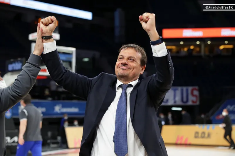 Ergin Ataman tras la dura derrota ante PAO: 'Jugamos como un equipo juvenil'