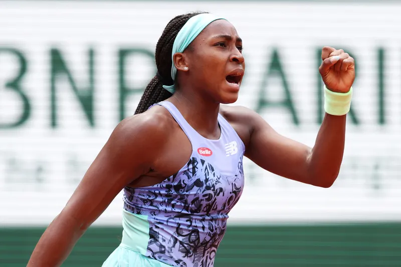 Gauff brilla en Arabia Saudita y elimina a Swiatek para llegar a las semifinales de las Finales de la WTA