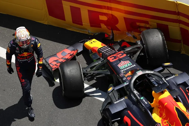 Verstappen recibe un duro golpe de los comisarios en el GP de México