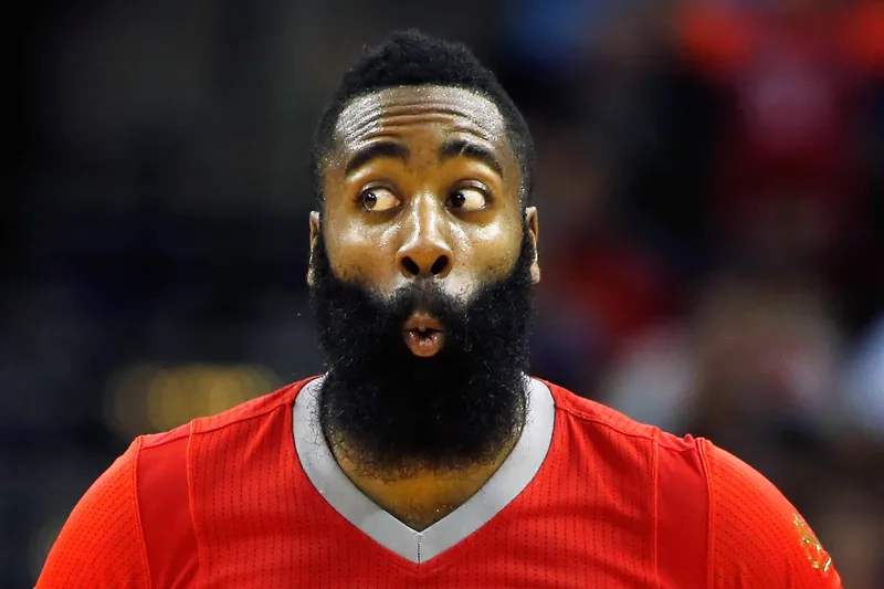 ¡James Harden se coloca segundo en la lista de triples de la NBA!