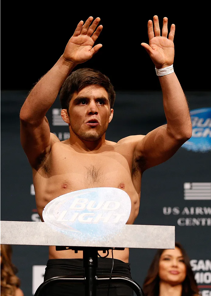 Henry Cejudo sorprende en el cara a cara con Song Yadong en UFC Fight Night 252: ¡un gigantesco fortune cookie!