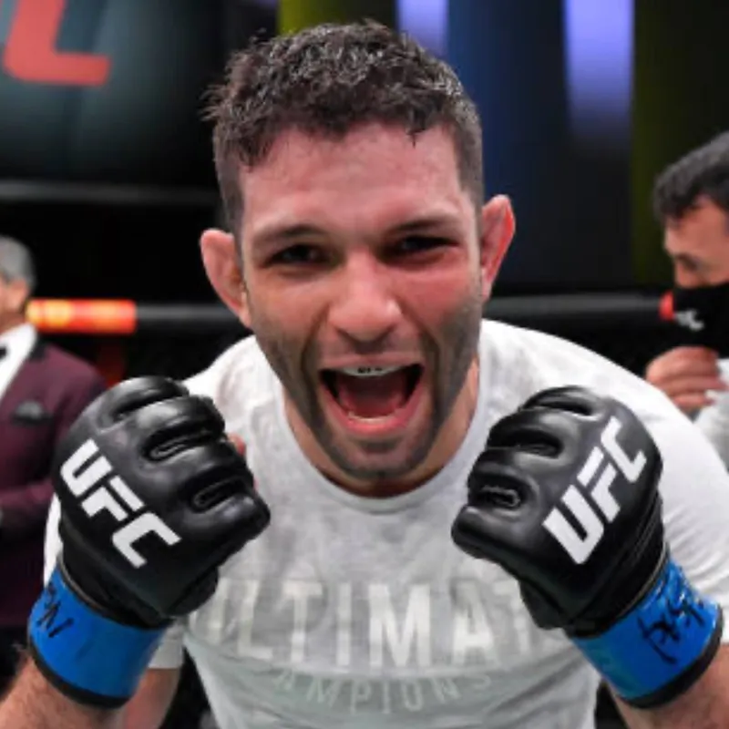 Thiago Moisés mantiene sus ambiciones por el título tras 14 peleas en la UFC