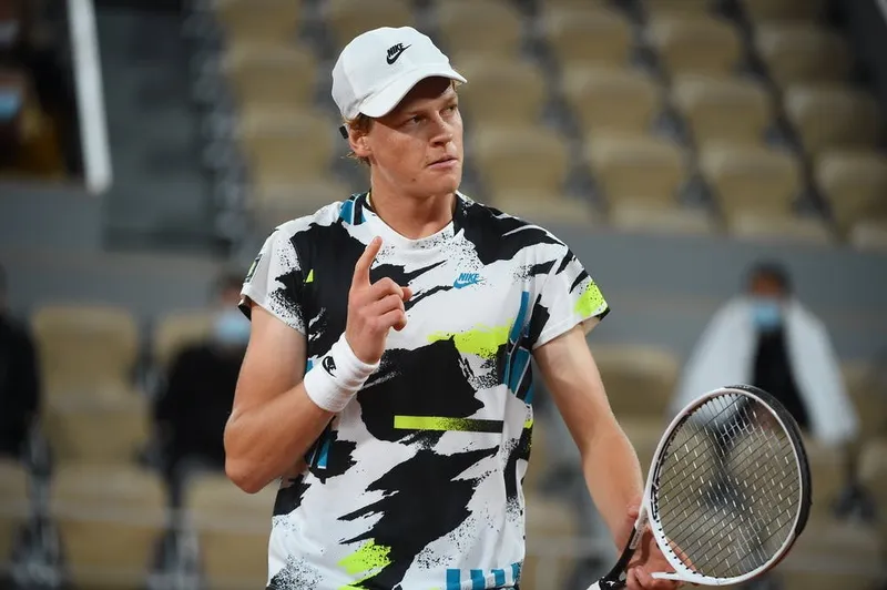 Jannik Sinner busca la perfección con su nueva raqueta antes del Masters de París