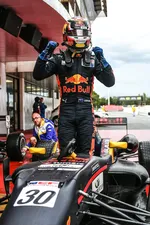 Liam Lawson inicia su emocionante viaje con Red Bull: primera visita a la fábrica de F1 2025