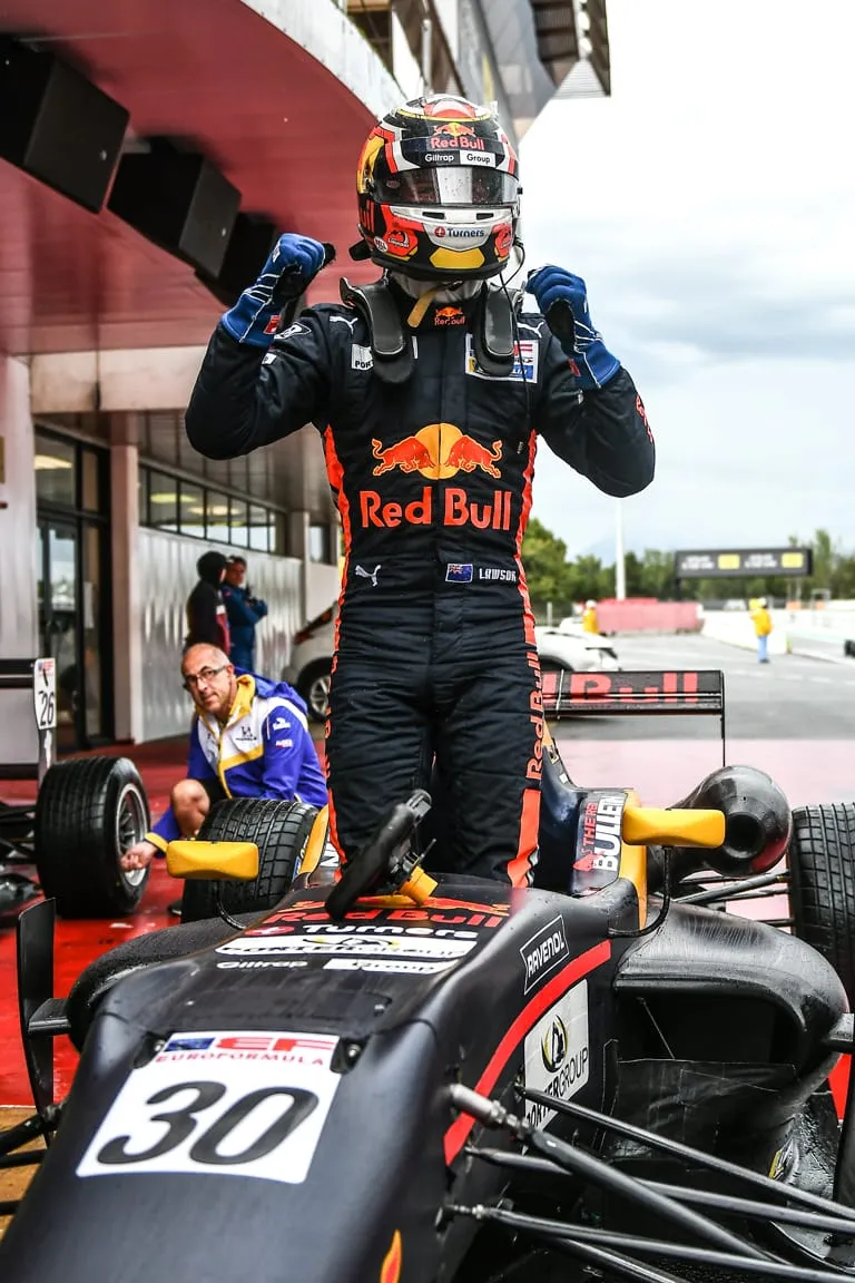 Liam Lawson inicia su emocionante viaje con Red Bull: primera visita a la fábrica de F1 2025