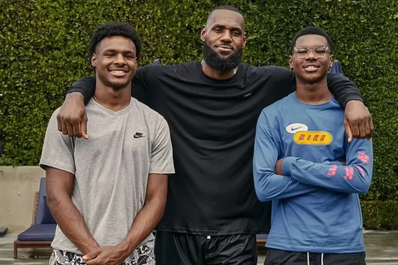 ¡LeBron y Bronny James listos para brillar en Cleveland!