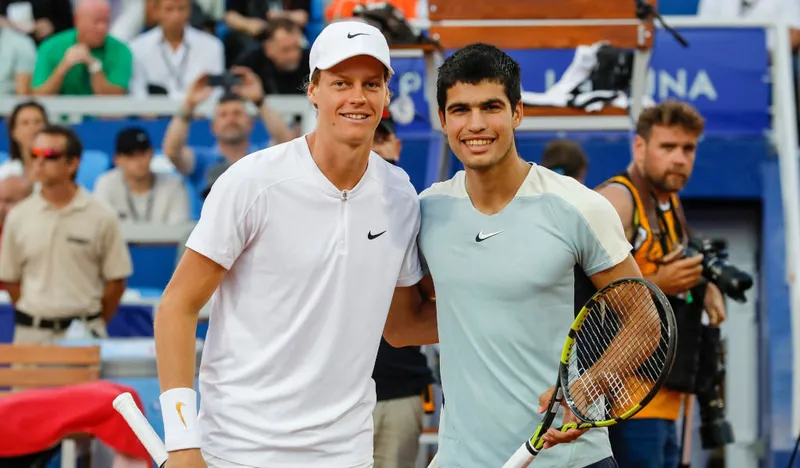 Frances Tiafoe Hace una Afirmación Audaz Sobre el Tour ATP a Pesar del Dominio de Carlos Alcaraz y Jannik Sinner