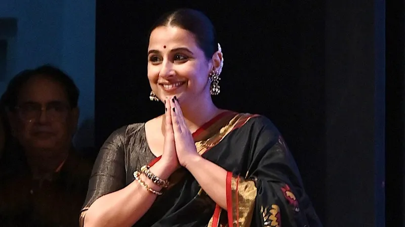 Vidya Balan se cae en el escenario durante la actuación de Ami Je Tomar 3.0 con Madhuri Dixit, pero sigue bailando; los fans la aplauden