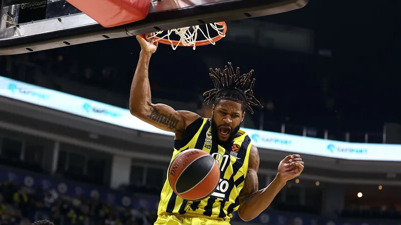 Fenerbahce vence a Efes en un emocionante duelo de la EuroLeague, 84-76