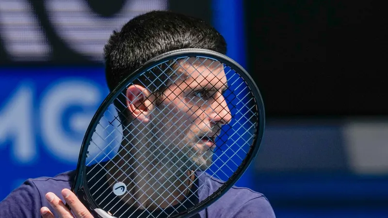 Novak Djokovic Enfrenta Dificultades por Náuseas que Pueden Poner en Riesgo su Participación en el Abierto de Australia