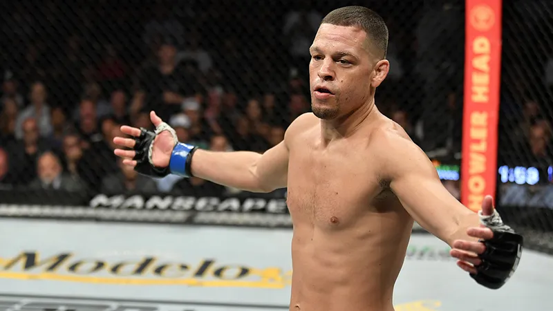 Nate Diaz lanza una botella de agua a Islam Makhachev y su equipo en los pesajes de UFC 310