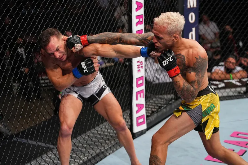 Michael Chandler desmiente haber golpeado a Charles Oliveira con golpes ilegales en UFC 309